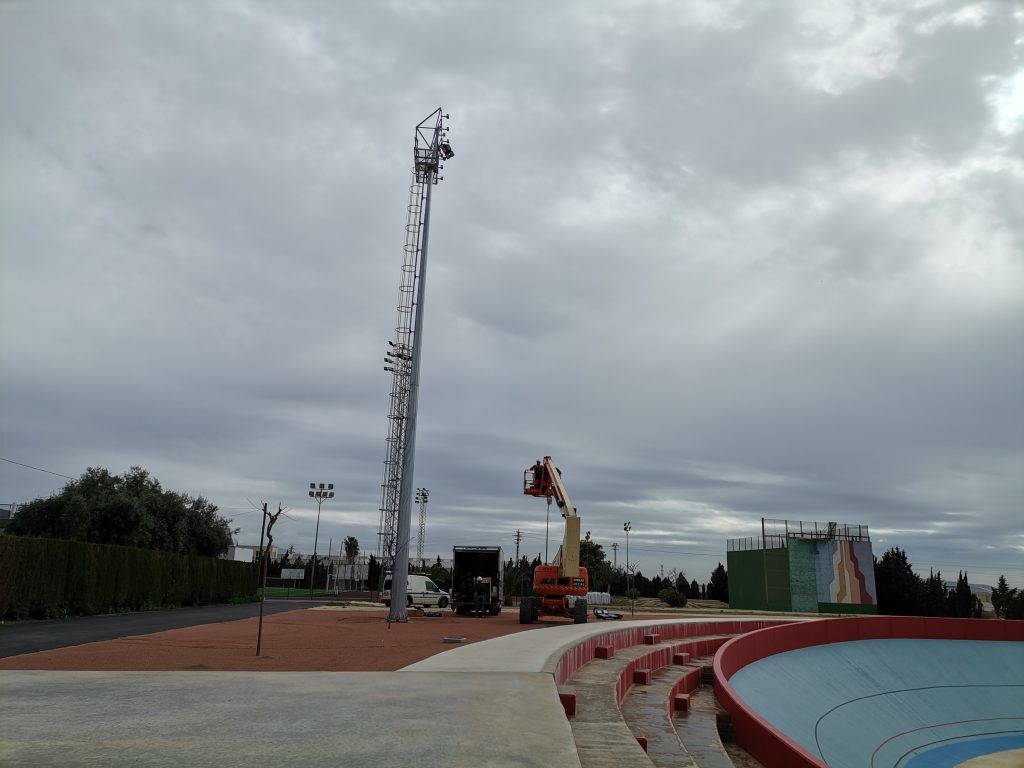 Ayuntamiento de Novelda IMG_20220412_101703-1024x768 S'inicia la instal·lació de la il·luminació del Velòdrom 