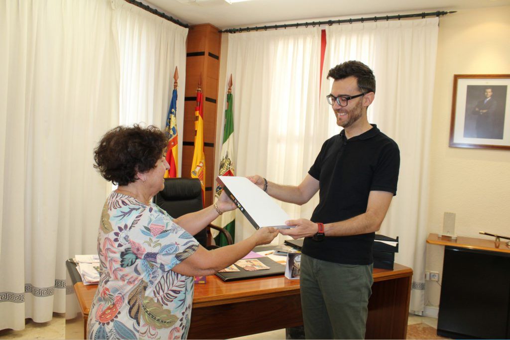 Ayuntamiento de Novelda 01-Betania-Alcalde-1024x683 L'alcalde rep el primer exemplar de Betania 2022 de mans de la seua directora Concha Navarro 