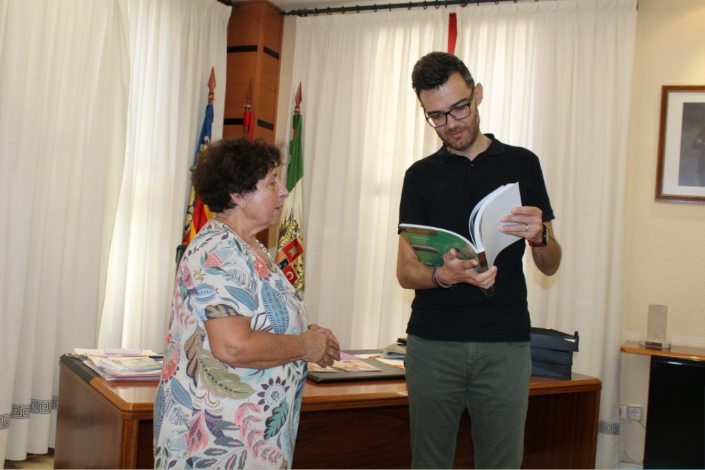 Ayuntamiento de Novelda 04-Betania-Alcalde-1024x683 L'alcalde rep el primer exemplar de Betania 2022 de mans de la seua directora Concha Navarro 