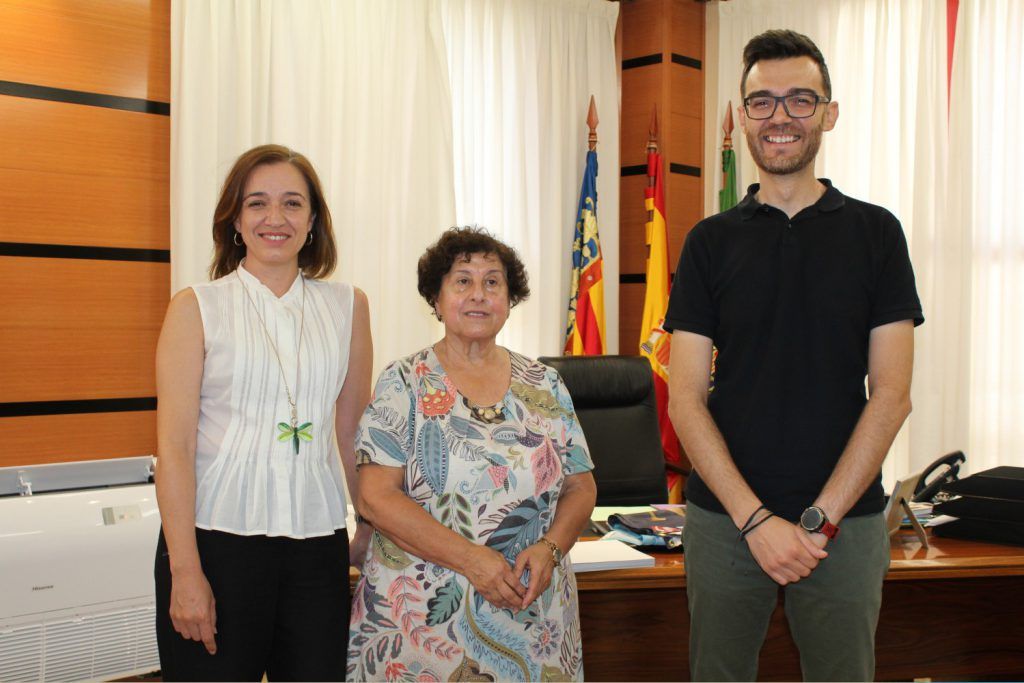 Ayuntamiento de Novelda 07-Betania-Alcalde-1024x683 El alcalde recibe el primer ejemplar de Betania 2022 de manos de su directora Concha Navarro 