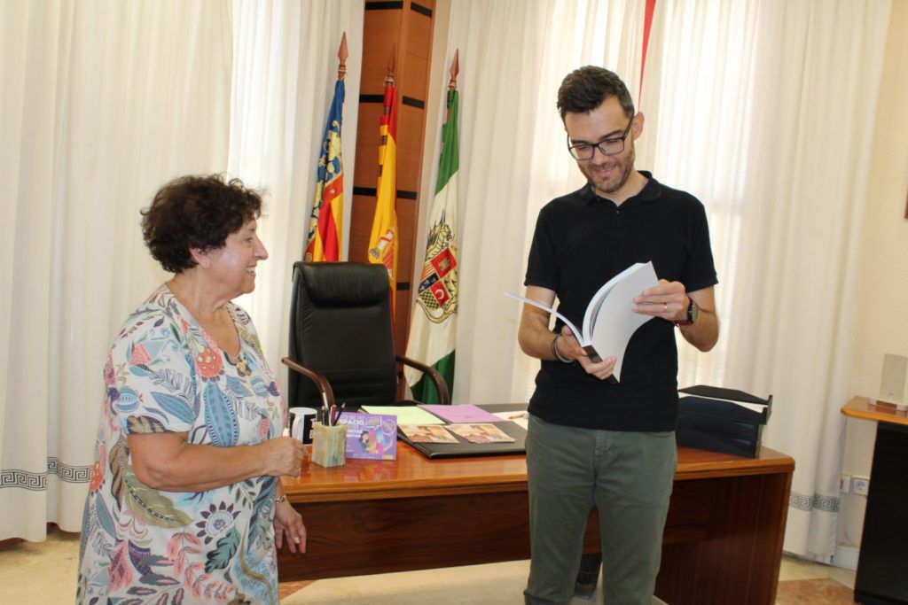 Ayuntamiento de Novelda 08-betania-alcalde-1-1024x683 L'alcalde rep el primer exemplar de Betania 2022 de mans de la seua directora Concha Navarro 