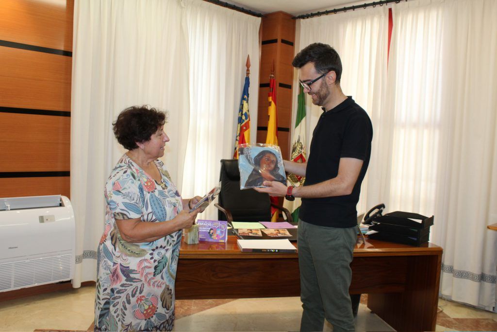 Ayuntamiento de Novelda 09-betania-alcalde-1024x683 L'alcalde rep el primer exemplar de Betania 2022 de mans de la seua directora Concha Navarro 