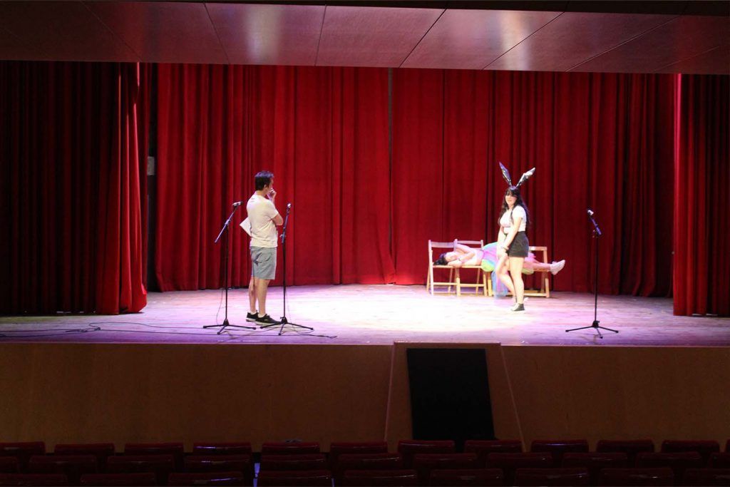 Ayuntamiento de Novelda teatro-1-1024x683 El grupo del taller de teatro del Casal de la Joventut estrena la obra El Sueño de una Noche de Verano 