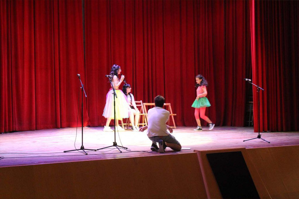 Ayuntamiento de Novelda teatro-3-1024x683 El grupo del taller de teatro del Casal de la Joventut estrena la obra El Sueño de una Noche de Verano 