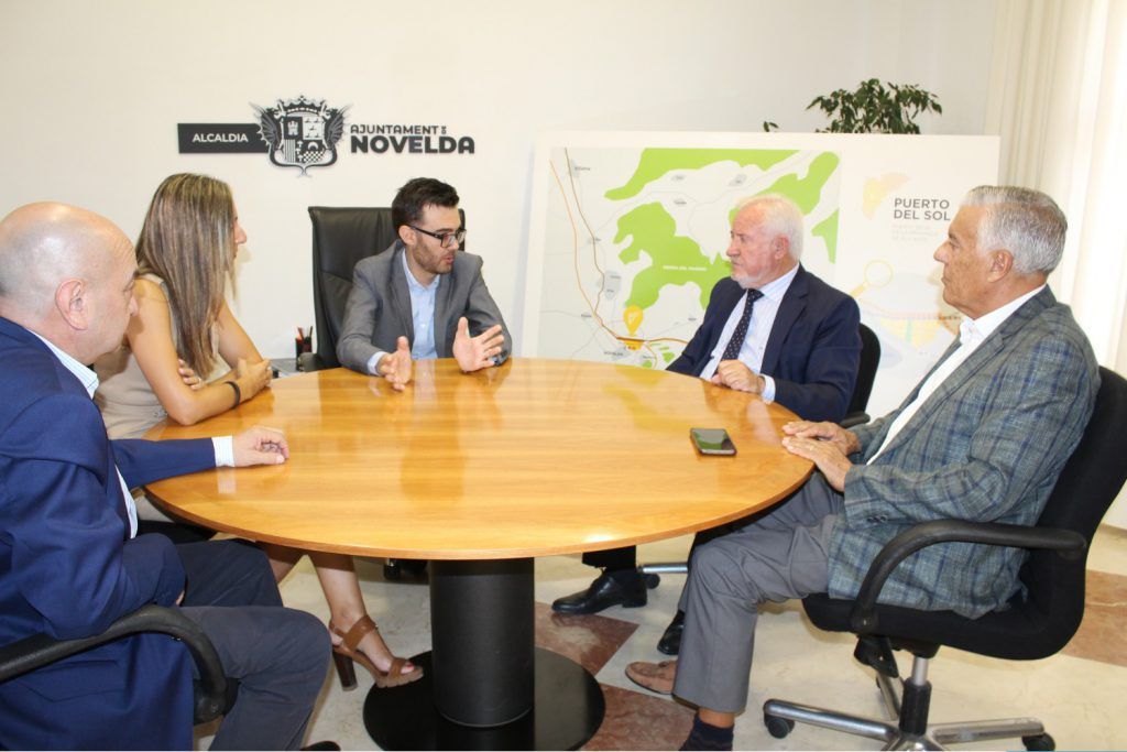 Ayuntamiento de Novelda 01-Visita-Cedelco-1024x683 Novelda y Cedelco establecen líneas de colaboración empresarial 