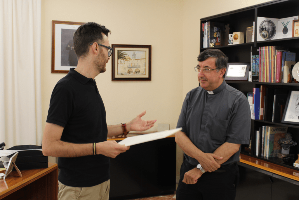 Ayuntamiento de Novelda 01-despedida-francisco-rayos-1024x683 L'alcalde entrega al rector de Sant Pere la Menció honorífica de l'Ajuntament en el seu comiat 