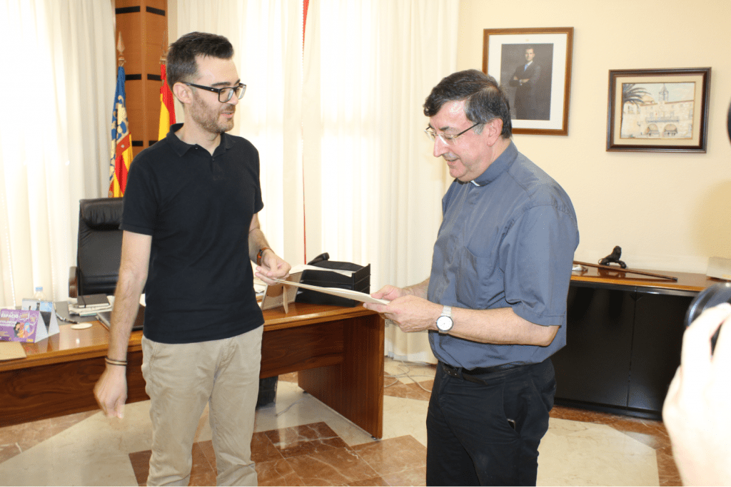 Ayuntamiento de Novelda 02-despedida-francisco-rayos-1024x683 L'alcalde entrega al rector de Sant Pere la Menció honorífica de l'Ajuntament en el seu comiat 