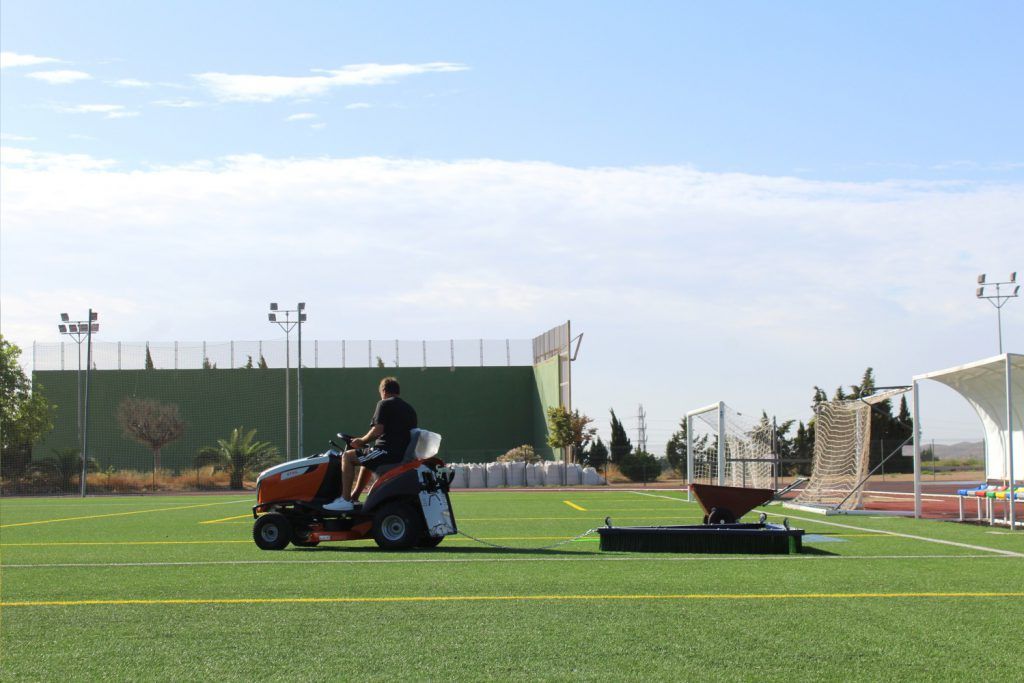 Ayuntamiento de Novelda 04-mantenimiento-instalaciones-deportivas-1-1024x683 Esports adquireix maquinària per al manteniment de la gespa artificial dels camps de futbol 