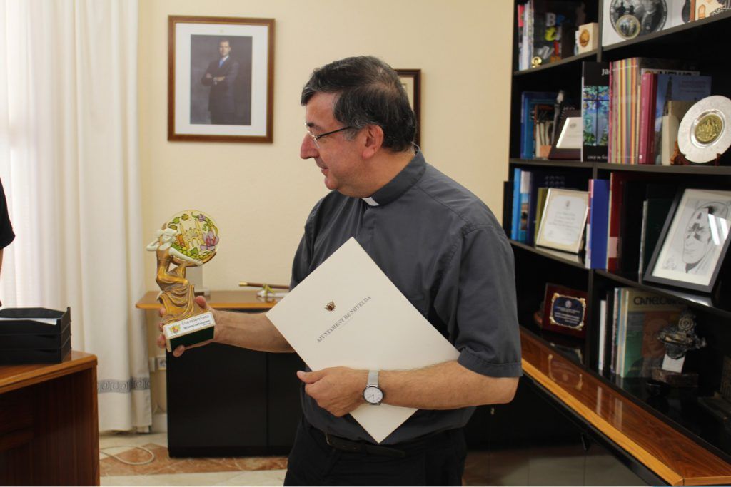 Ayuntamiento de Novelda 07-Despedida-Francisco-Rayos-1024x683 L'alcalde entrega al rector de Sant Pere la Menció honorífica de l'Ajuntament en el seu comiat 
