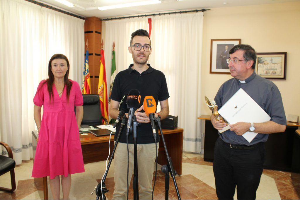 Ayuntamiento de Novelda 08-Despedida-Francisco-Rayos-1024x683 L'alcalde entrega al rector de Sant Pere la Menció honorífica de l'Ajuntament en el seu comiat 