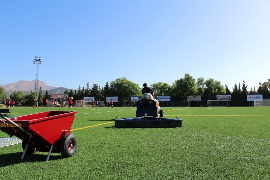 Ayuntamiento de Novelda 08-mantenimiento-instalaciones-deportivas-1-1024x683 Esports adquireix maquinària per al manteniment de la gespa artificial dels camps de futbol 