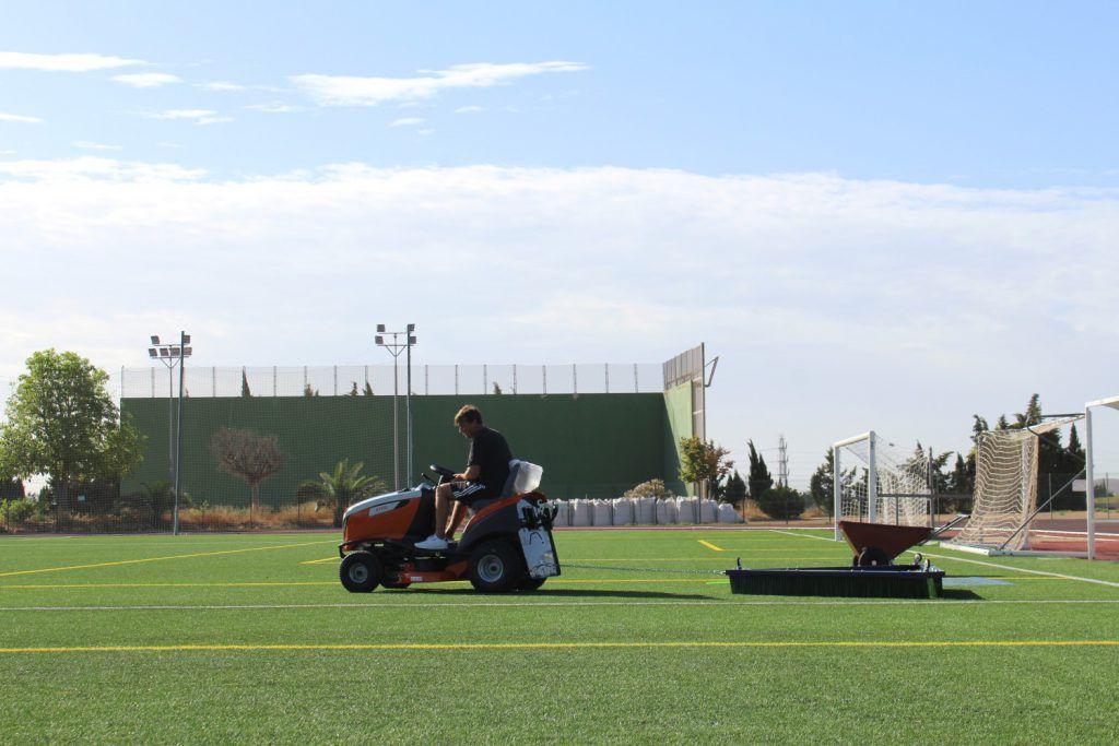 Ayuntamiento de Novelda 14-mantenimiento-instalaciones-deportivas-1-1024x683 Esports adquireix maquinària per al manteniment de la gespa artificial dels camps de futbol 