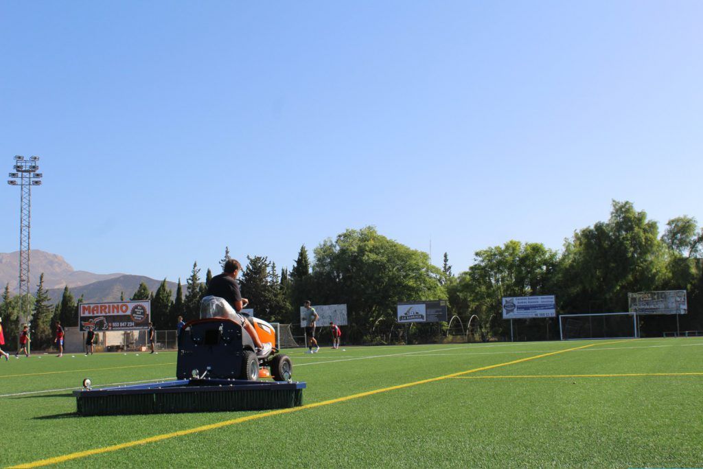 Ayuntamiento de Novelda 15-mantenimiento-instalaciones-deportivas-1-1024x683 Esports adquireix maquinària per al manteniment de la gespa artificial dels camps de futbol 