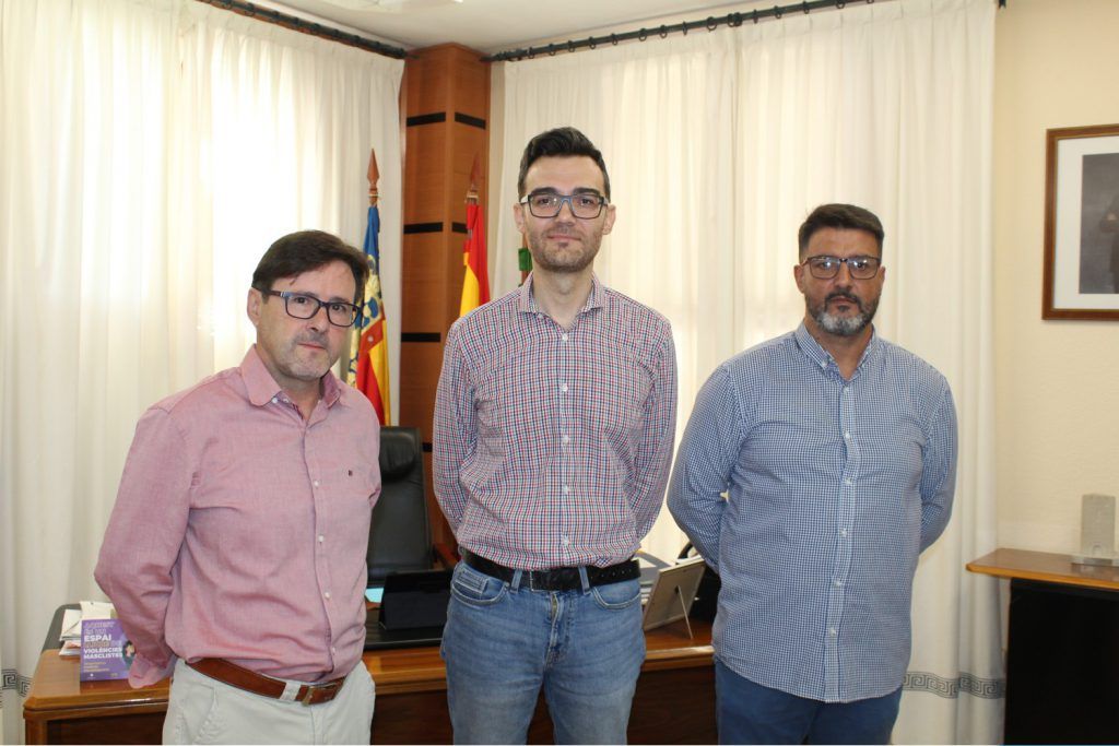 Ayuntamiento de Novelda 06-Recepcion-Rafa-Segura-1-1024x683 L'alcalde es reuneix amb el nou president de la Federació de Comparses Moros i Cristians 
