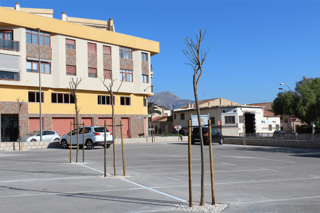Ayuntamiento de Novelda 02-1024x683 Medio Ambiente reforesta el aparcamiento del polígono de San Fe 