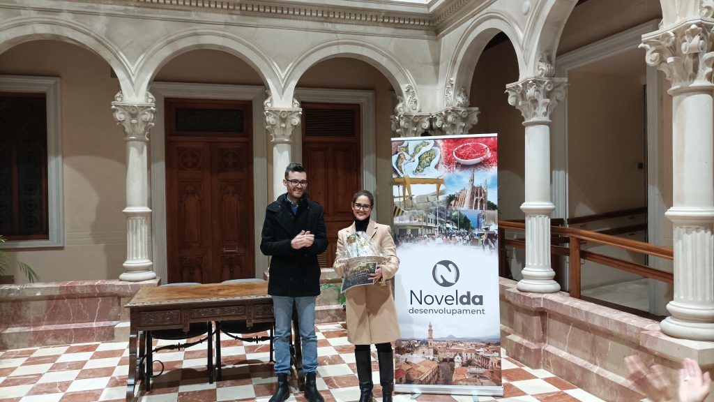 Ayuntamiento de Novelda Creatividad-1024x576 Comerç entrega els premis del concurs d'aparadors nadalencs 