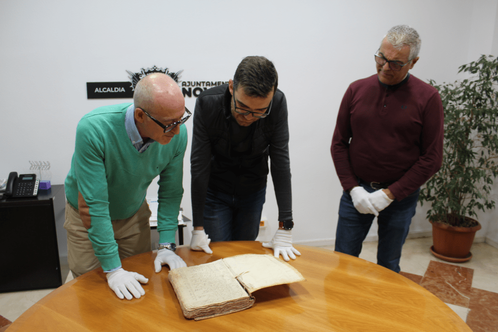 Ayuntamiento de Novelda 01-libro-1024x683 Novelda incorpora a su archivo documental un libro de protocolo notarial de 1743 
