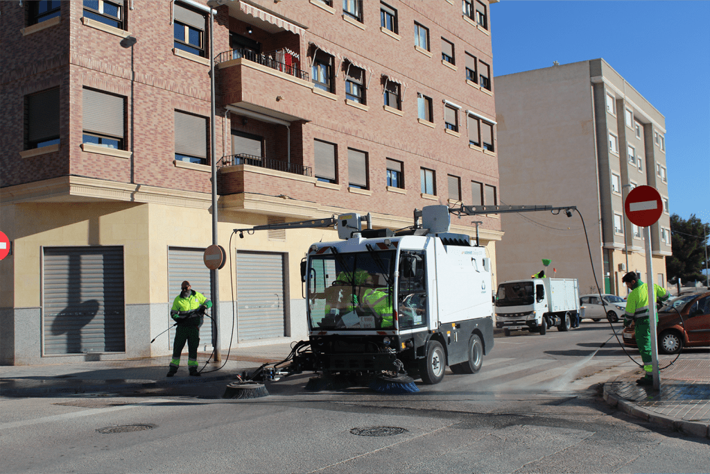 Ayuntamiento de Novelda 01-limpieza-viaria-1-1024x683 L'Ajuntament presenta els nous serveis de neteja viària 