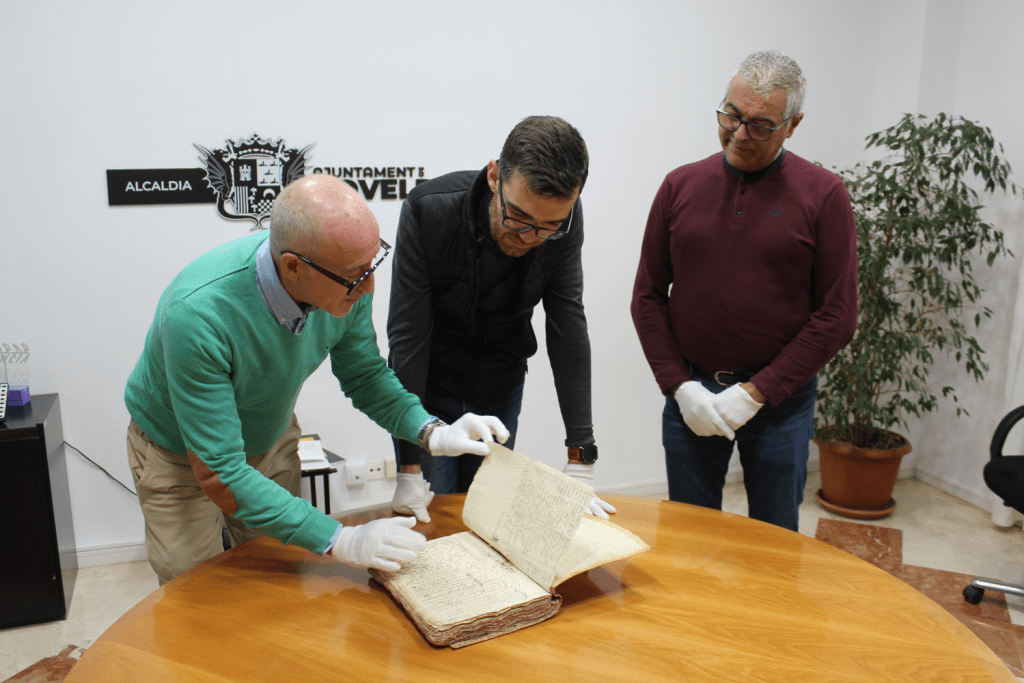 Ayuntamiento de Novelda 02-libro-1024x683 Novelda incorpora a su archivo documental un libro de protocolo notarial de 1743 