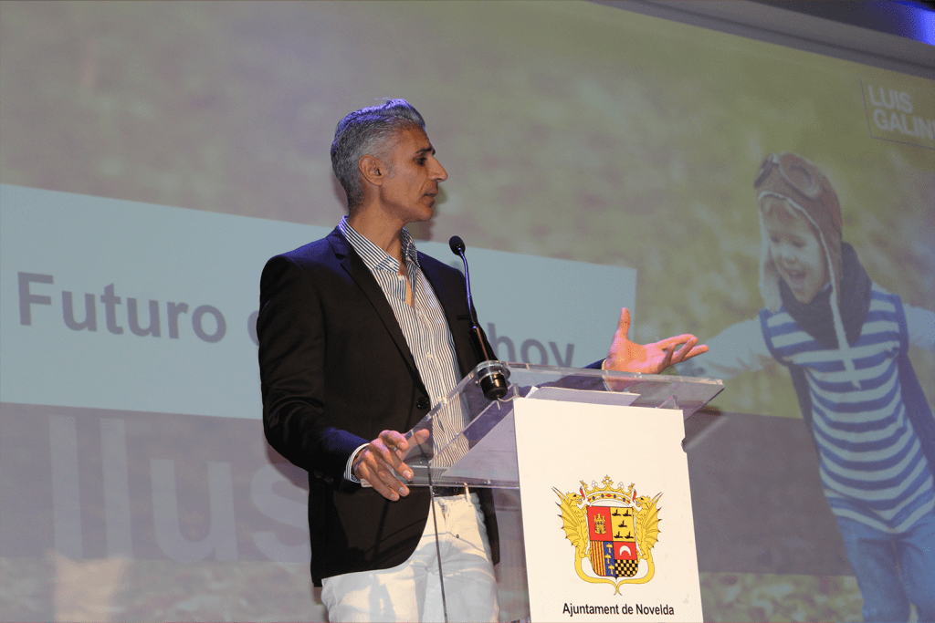 Ayuntamiento de Novelda 06-charla-motivacional-1024x683 El Centre Cívic acull la conferència de Luis Galindo “Seguir construint junts un futur il·lusionant” 