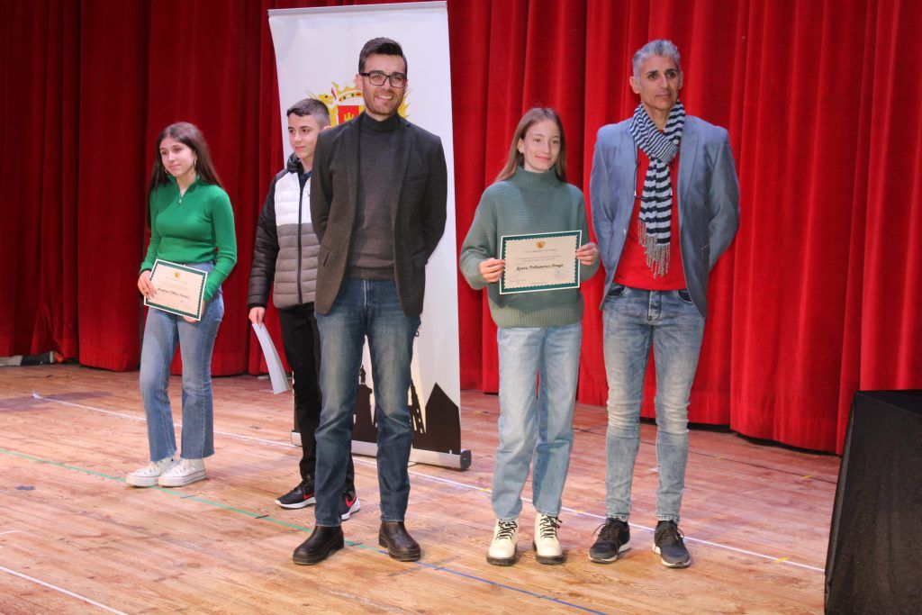 Ayuntamiento de Novelda IMG_8523-1024x683 L'Ajuntament reconeix als alumnes noveldenses premiats per Generalitat pel seu rendiment acadèmic 