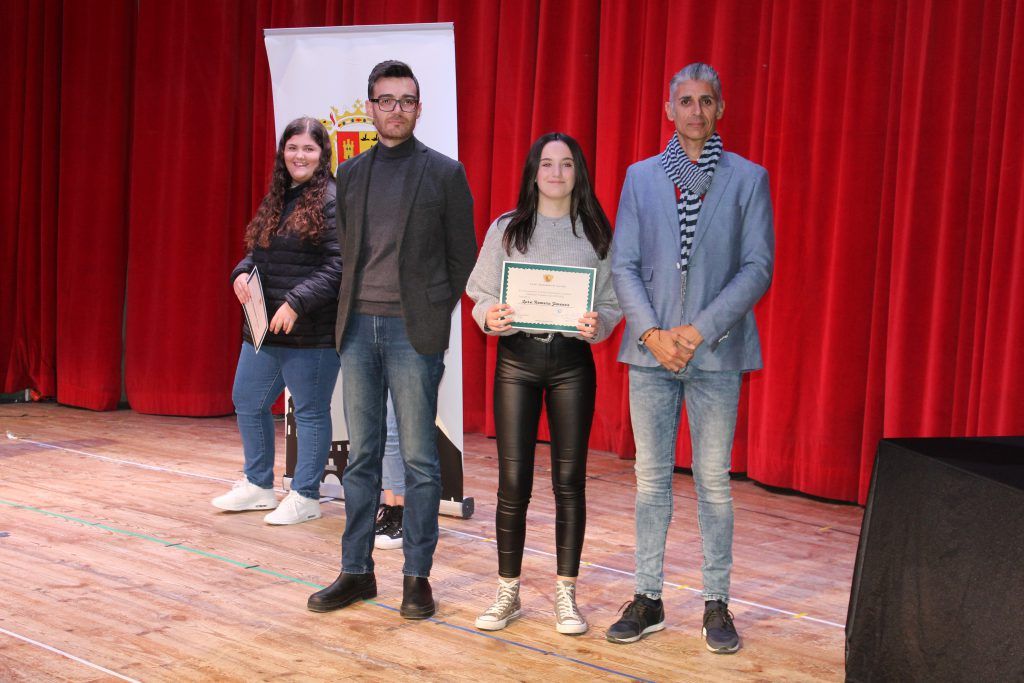 Ayuntamiento de Novelda IMG_8531-1024x683 L'Ajuntament reconeix als alumnes noveldenses premiats per Generalitat pel seu rendiment acadèmic 