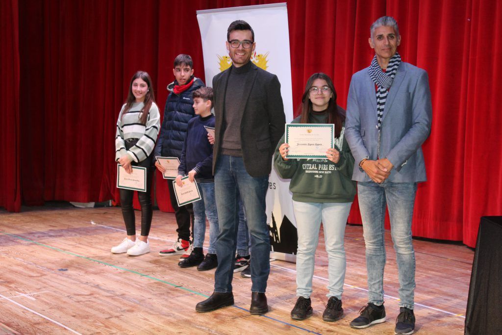Ayuntamiento de Novelda IMG_8542-1024x683 L'Ajuntament reconeix als alumnes noveldenses premiats per Generalitat pel seu rendiment acadèmic 