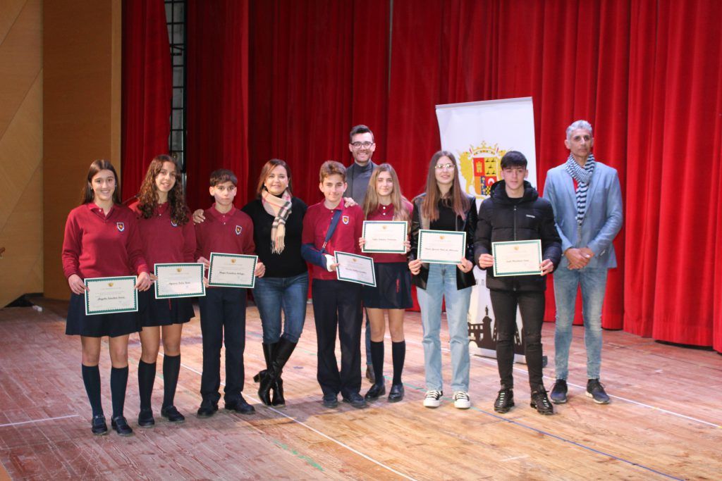Ayuntamiento de Novelda IMG_8577-1024x683 El Ayuntamiento reconoce a los alumnos noveldenses premiados por Generalitat por su rendimiento académico 