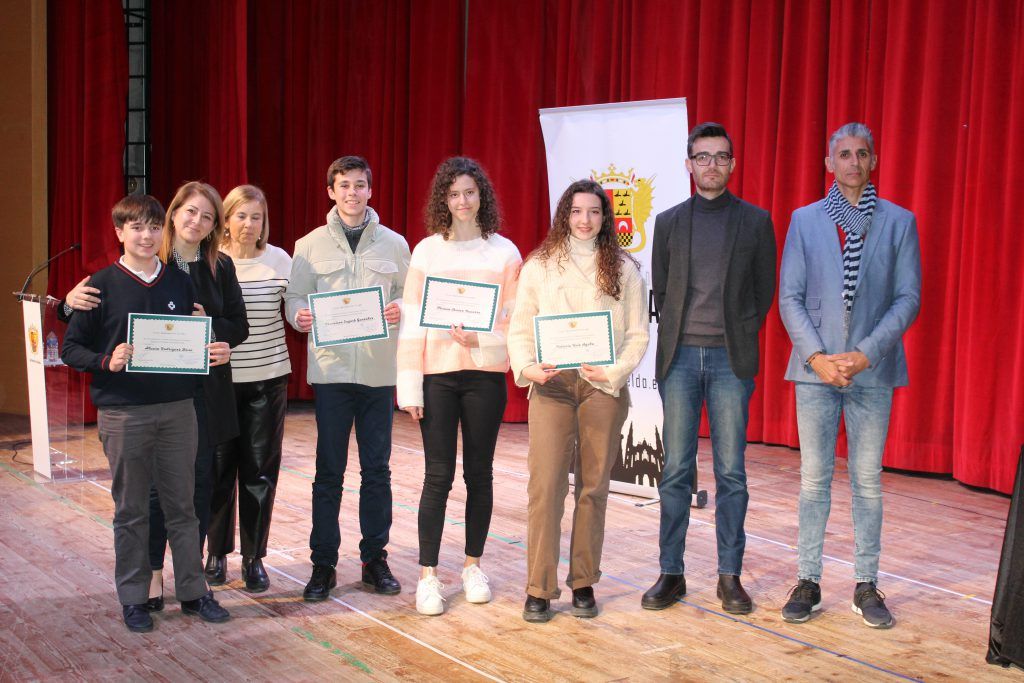 Ayuntamiento de Novelda IMG_8587-1024x683 L'Ajuntament reconeix als alumnes noveldenses premiats per Generalitat pel seu rendiment acadèmic 