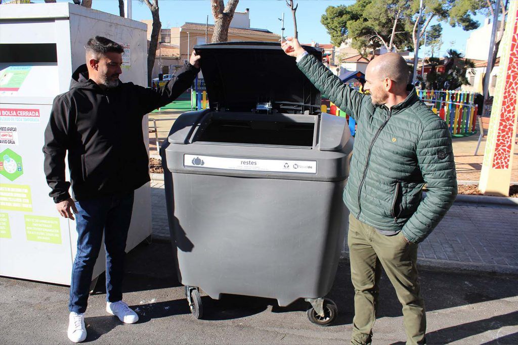 Ayuntamiento de Novelda contenedores-6-1024x683 Comienza la renovación de los casi 1.500 contenedores de basura distribuidos por la ciudad 