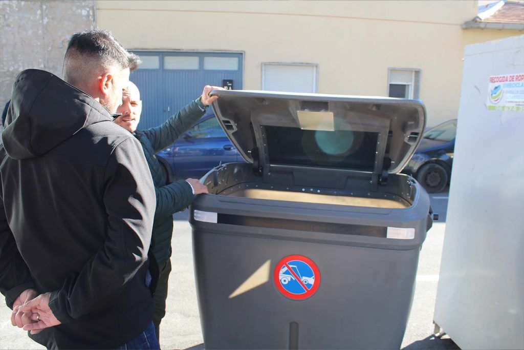 Ayuntamiento de Novelda contenedores-9-1024x683 Comienza la renovación de los casi 1.500 contenedores de basura distribuidos por la ciudad 