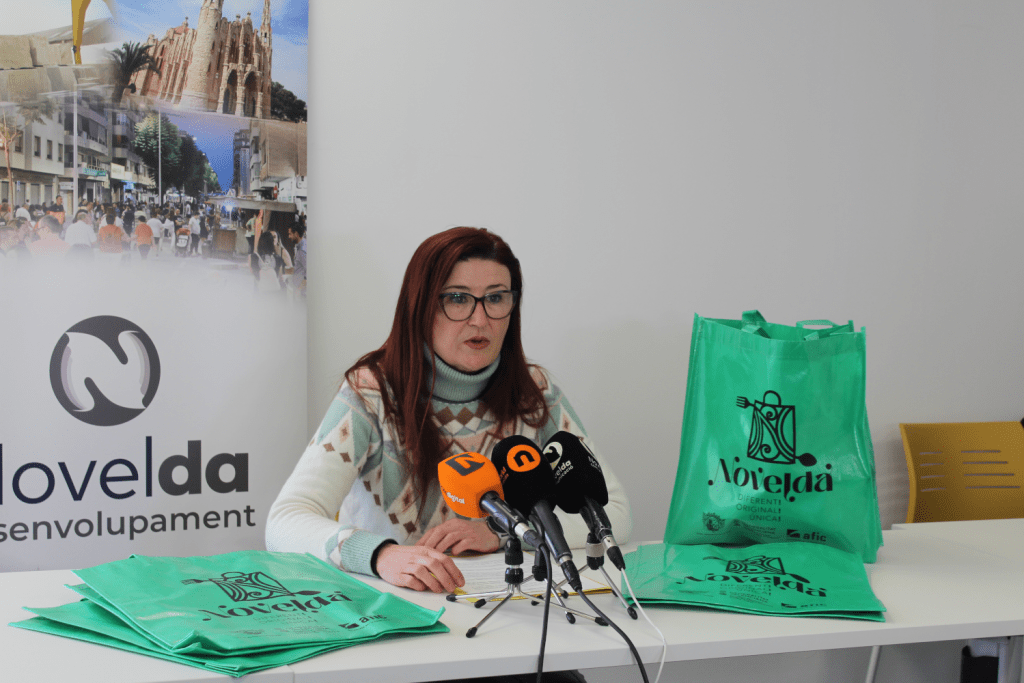 Ayuntamiento de Novelda 01-3-1024x683 Comercio lanza las bolsas reutilizables con la nueva imagen creada para el sector 