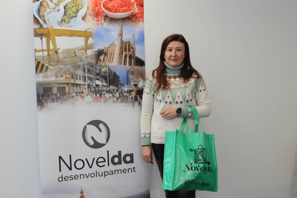 Ayuntamiento de Novelda 02-1-1024x683 Comercio lanza las bolsas reutilizables con la nueva imagen creada para el sector 