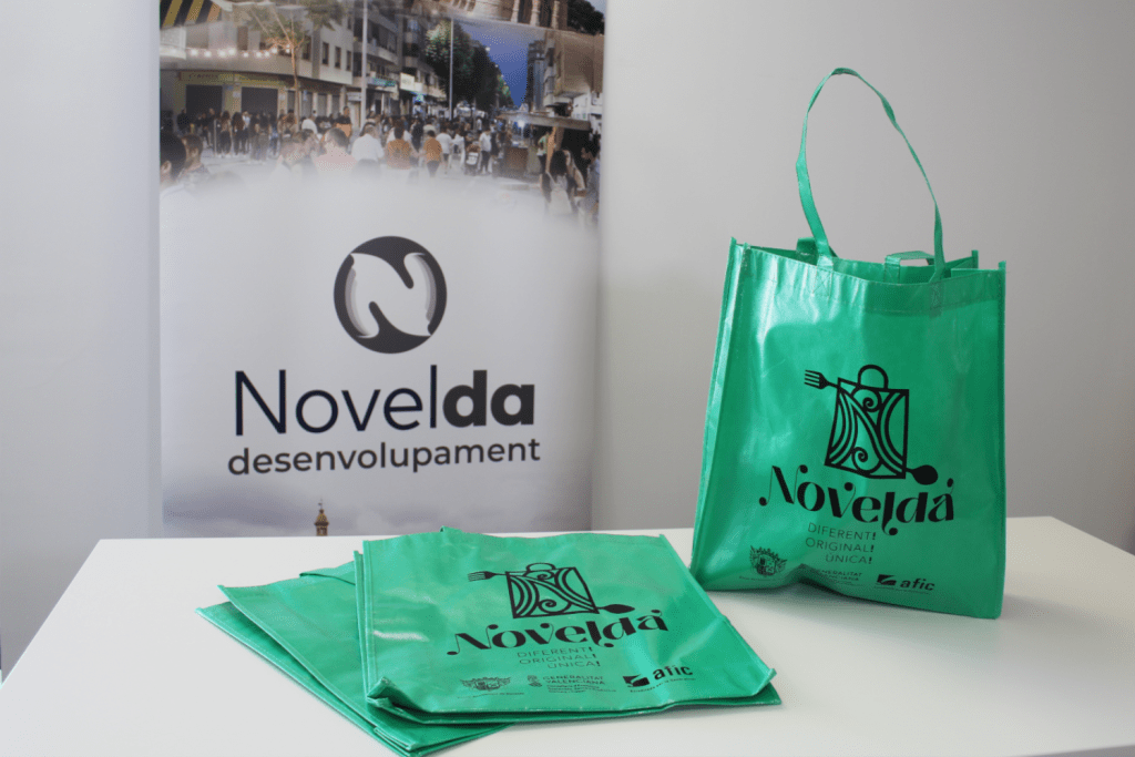 Ayuntamiento de Novelda 03-1-1024x683 Comercio lanza las bolsas reutilizables con la nueva imagen creada para el sector 