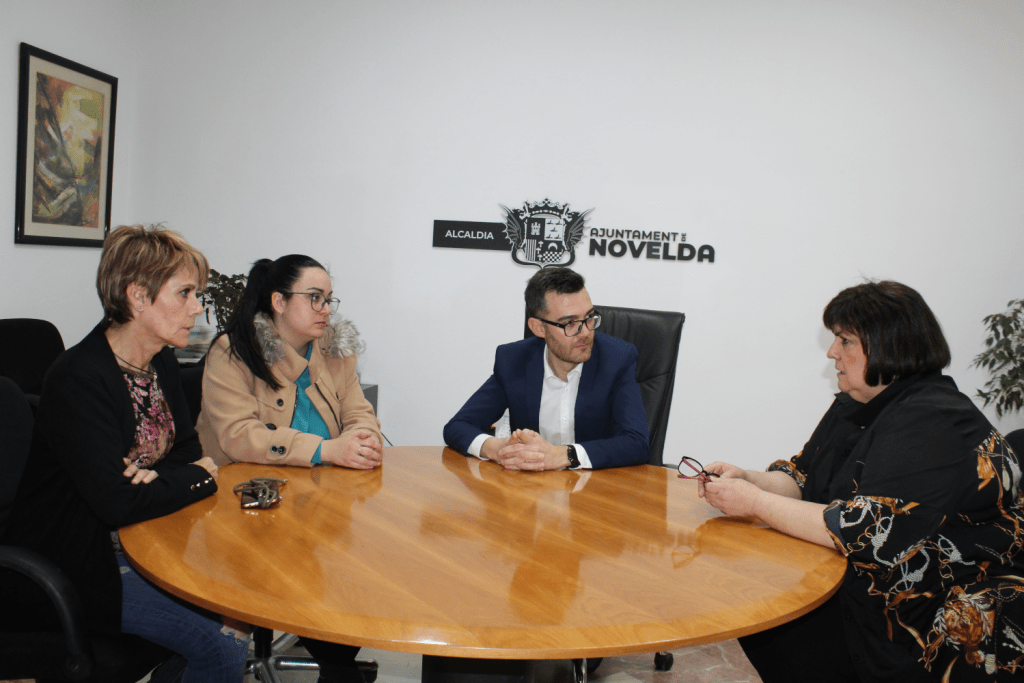 Ayuntamiento de Novelda 01-Mamen-Torregosa-Parkinson-1024x683 El alcalde felicita a la presidenta de Párkinson Novelda tras su incorporación de la directiva nacional de la asociación 