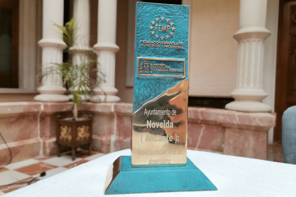 Ayuntamiento de Novelda 05-Premio-Absentismno-1024x683 Novelda recibe un premio de la FEMP a su programa de lucha contra el absentismo escolar 