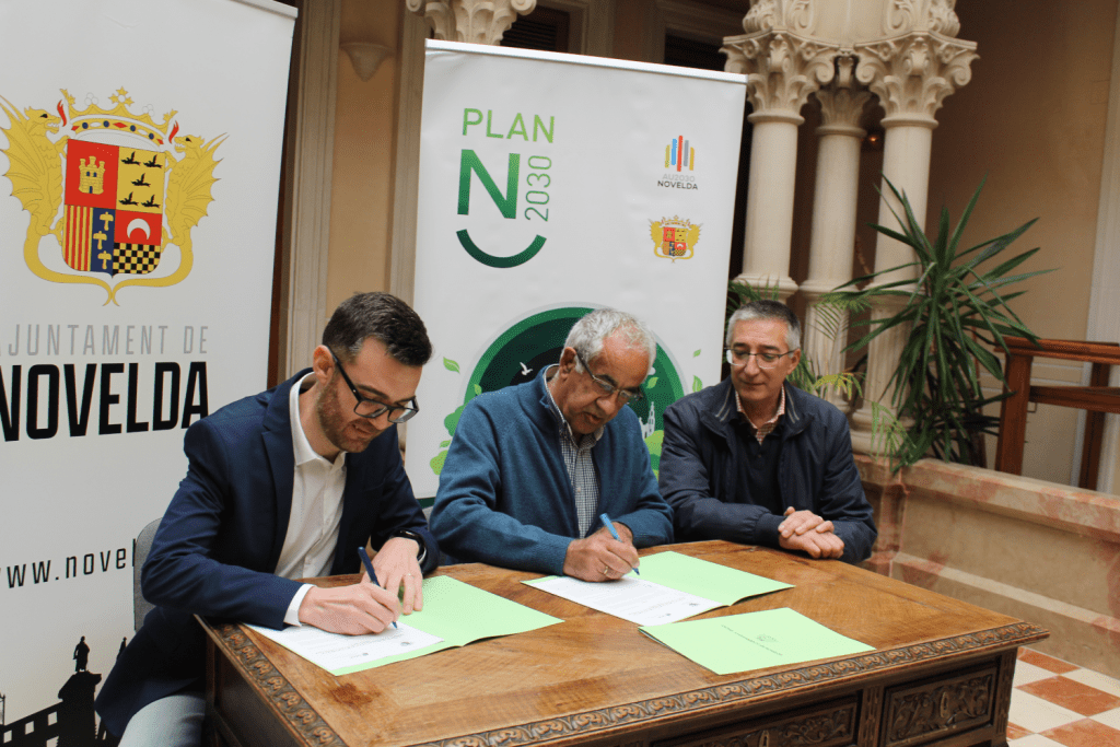 Ayuntamiento de Novelda 09-Convenio-SECOT-1-1024x683 Novelda signa un acord de col·laboració amb l'associació SECOT 