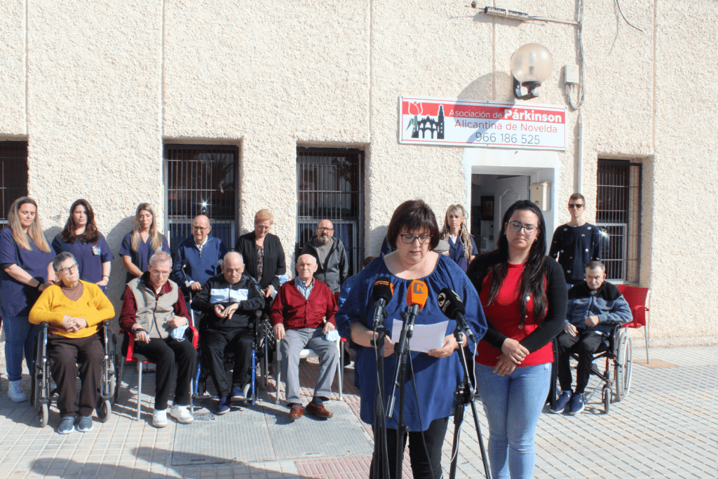 Ayuntamiento de Novelda 01-Dia-Parkinson-1024x683 Disminució dels temps en l'atenció sanitària i major empatia social, principals reivindicacions en la commemoració del Dia Mundial del Pàrkinson 