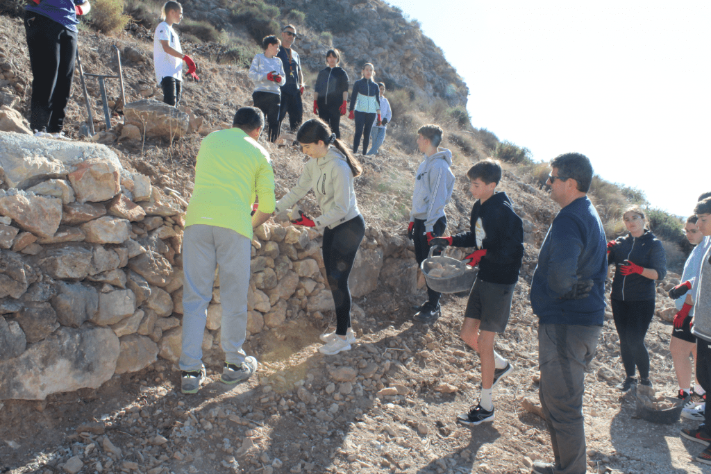 Ayuntamiento de Novelda 03-Taller-Piedra-Seca-1024x683 Alumnado del IES Vinalopó realiza un taller de recuperación de muros de piedra seca en el Castillo de la Mola 