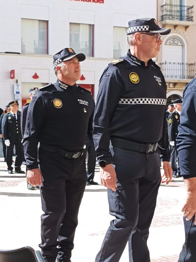Ayuntamiento de Novelda 04-1-766x1024 Condecoracions per a dos agents de Policia Local 