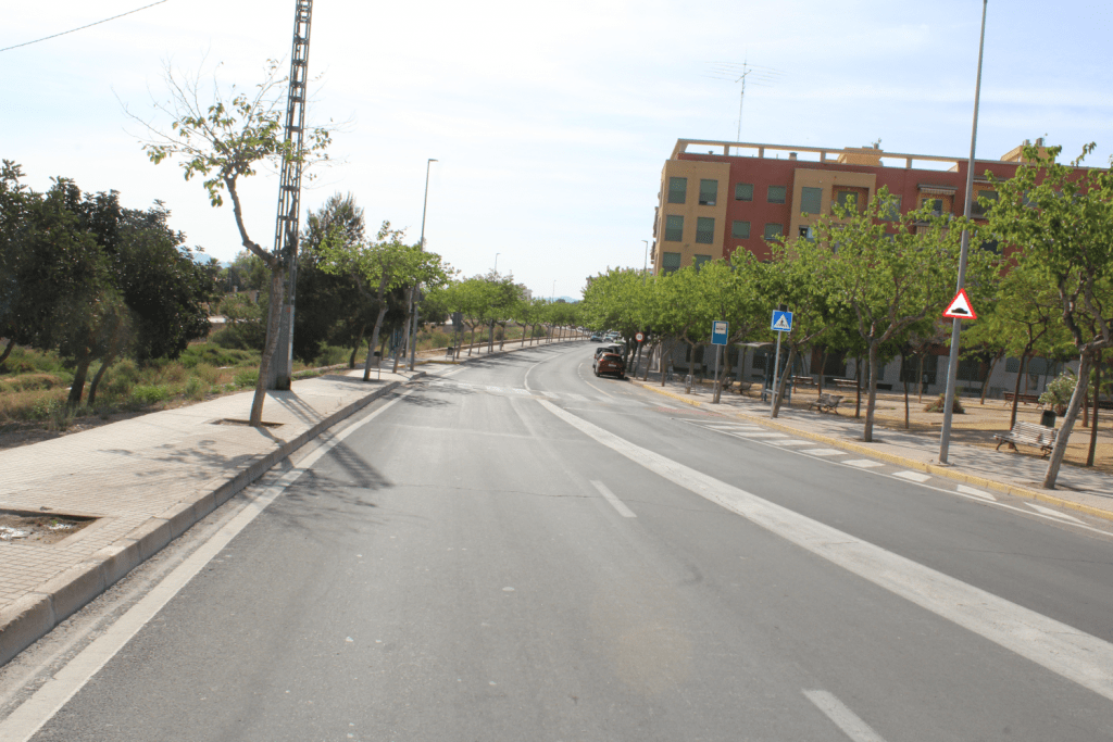 Ayuntamiento de Novelda 03-Goteo-Arboles-1024x683 Medi Ambient instal·la el reg per degoteig en els arbres de l'Avinguda del riu Vinalopó 