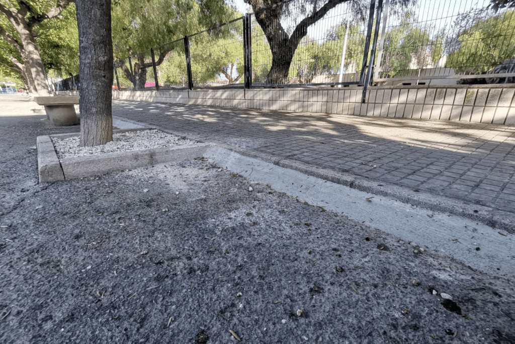 Ayuntamiento de Novelda 05-Goteo-arboles-1024x683 Medi Ambient instal·la el reg per degoteig en els arbres de l'Avinguda del riu Vinalopó 