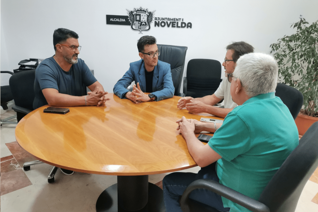 Ayuntamiento de Novelda 05-Junta-Central-Elecciones-1024x683 Ayuntamiento y Federación de Comparsas buscan soluciones a la coincidencia de la Entrada Mora con las elecciones generales 