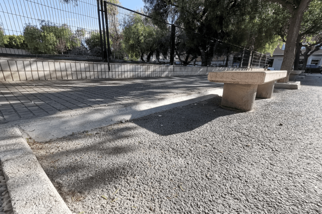 Ayuntamiento de Novelda 06-Goteo-arboles-1024x683 Medi Ambient instal·la el reg per degoteig en els arbres de l'Avinguda del riu Vinalopó 