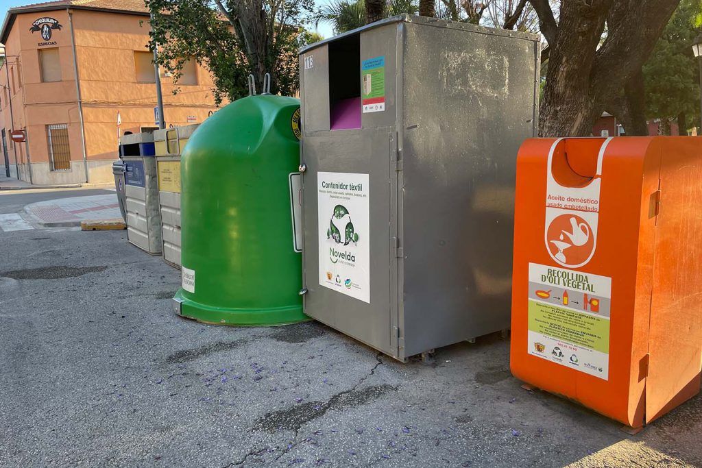 Ayuntamiento de Novelda contenedores-1024x683 Medio Ambiente incrementa el número de contenedores para la recogida de textiles 