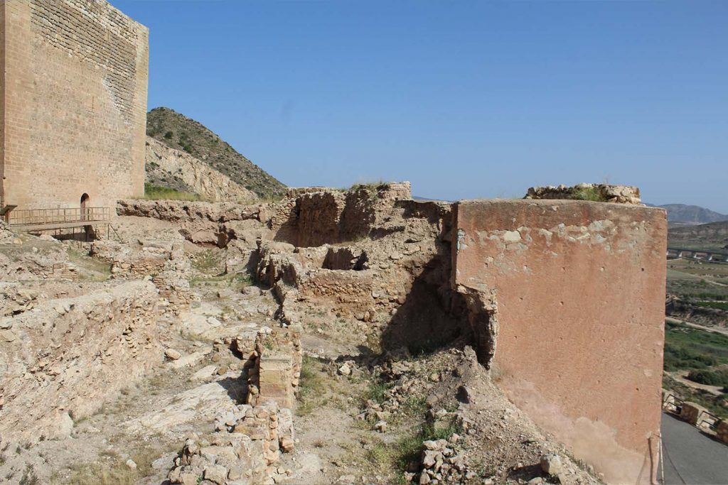 Ayuntamiento de Novelda muralla-1-1024x683 Se inician las obras de restauración de la muralla del Castillo de La Mola 