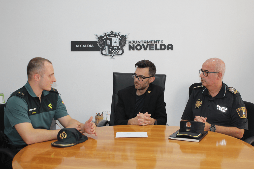Ayuntamiento de Novelda guardia-civil-1024x683 L'alcalde rep al nou Tinent de la Guàrdia Civil a Novelda 