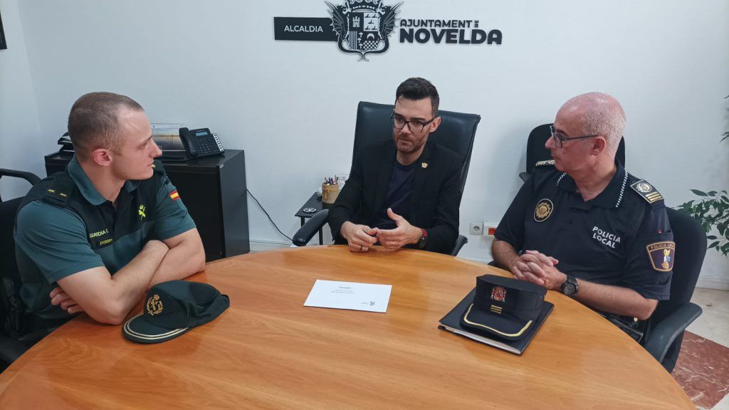 Ayuntamiento de Novelda guiardia-civil-2-1024x576 El alcalde recibe al nuevo Teniente de la Guardia Civil en Novelda 