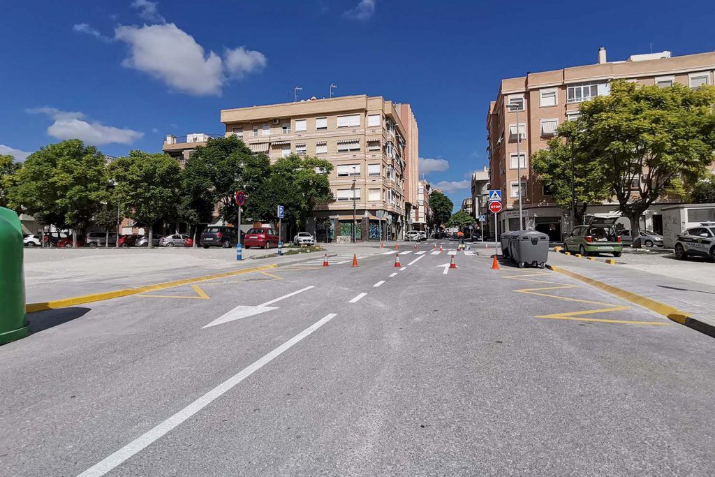 Ayuntamiento de Novelda trafico-2-1024x683 La calle Maestro Serrano incorpora doble sentido de circulación 