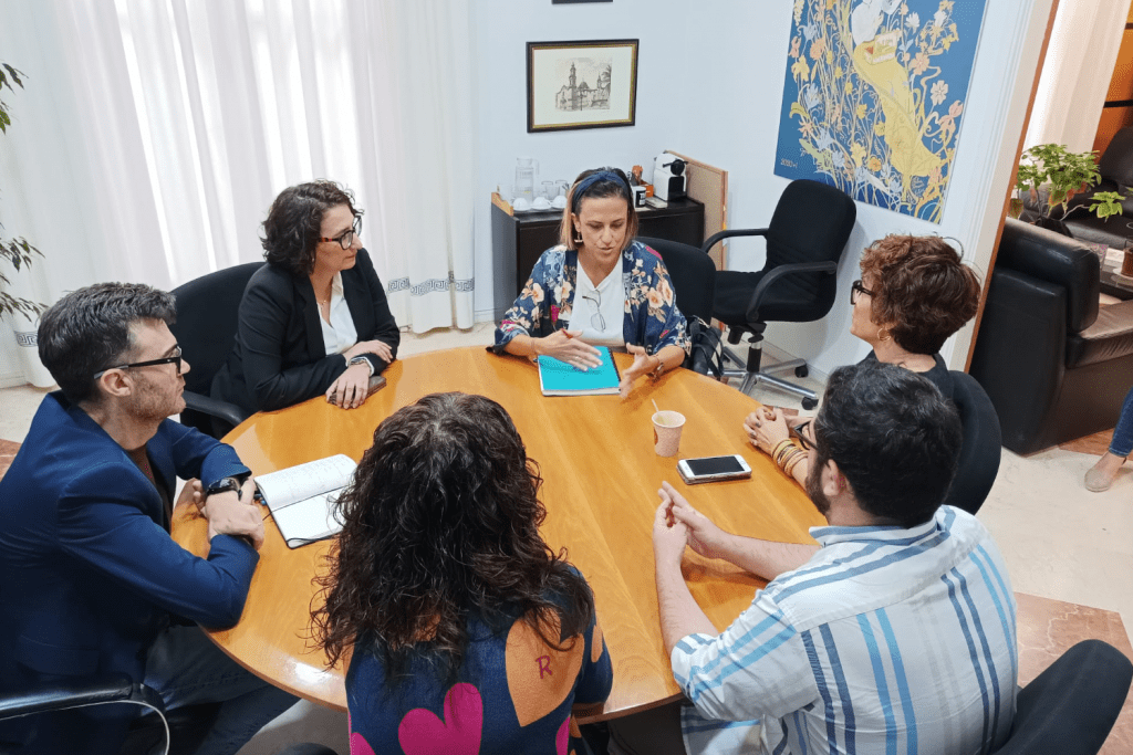 Ayuntamiento de Novelda 1-12-1024x683 L'alcalde manté una reunió de treball amb la diputada provincial del grup socialista Verónica Giménez 